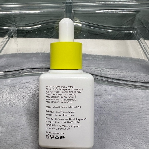 Drunk elephant- virgin Marula luxury facial oil. - Picture 2 of 5